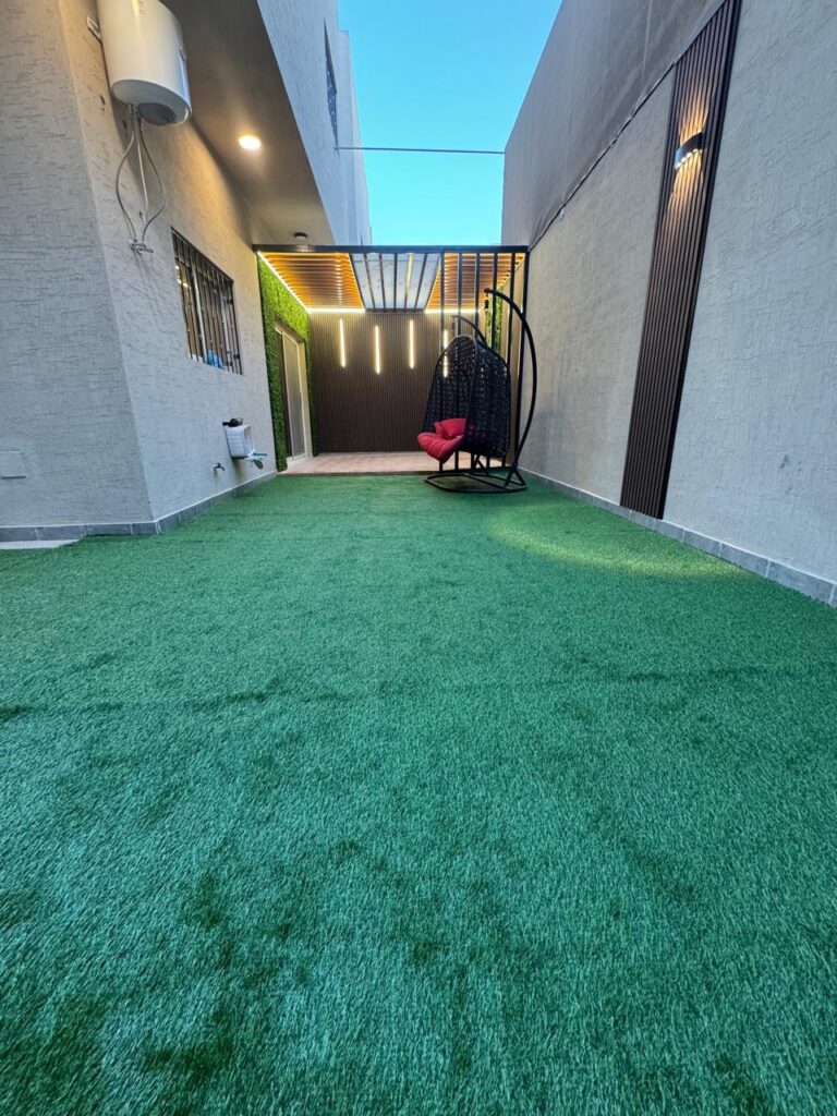 تركيب العشب الصناعي بالخبر